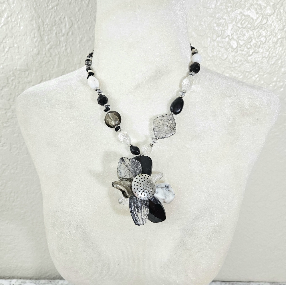 Beaded Chunky Flower Design Necklace
